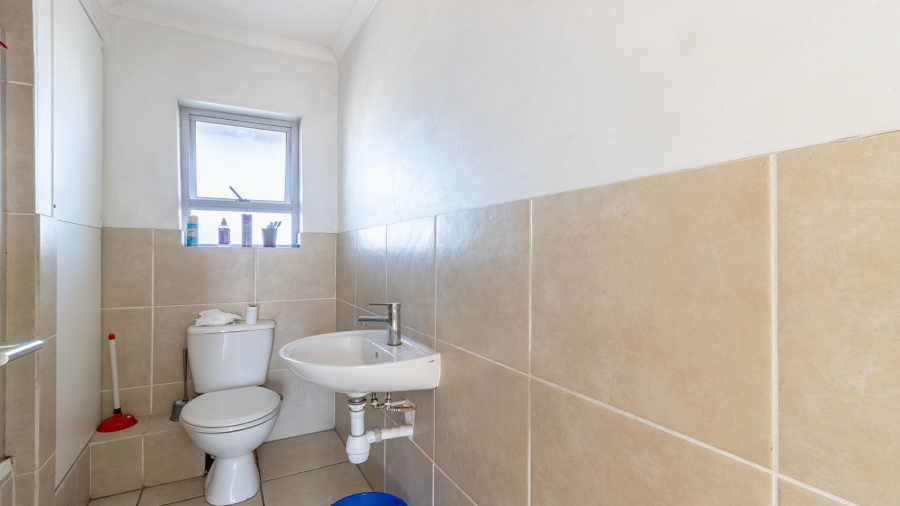 2 Bedroom Property for Sale in Cravenby Western Cape